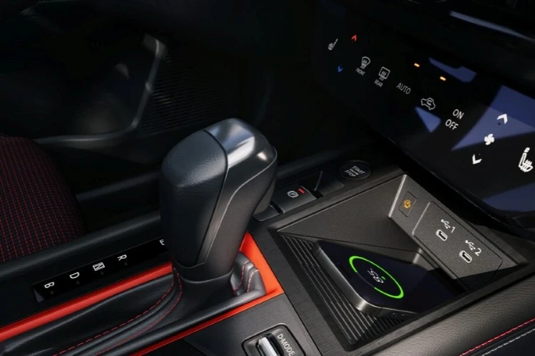 Nissan Kicks centre console detail showing the shifter and contrast stitching