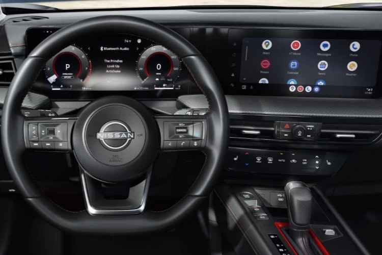 D-shaped leather-wrapped steering wheel and digital instrument display in the Nissan Kicks