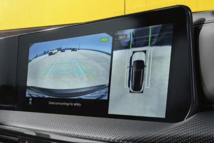 Kicks centre display showing the Around View Monitor overhead parking view