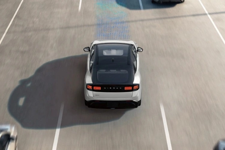 Overhead view of a Nissan LEAF travelling between marked highway lanes