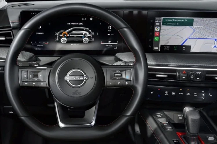 Steering wheel and driver display of the Nissan Kicks showing connected services