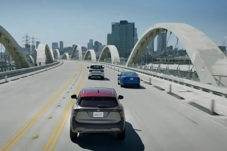 Nissan Kicks travelling in highway traffic on a bridge