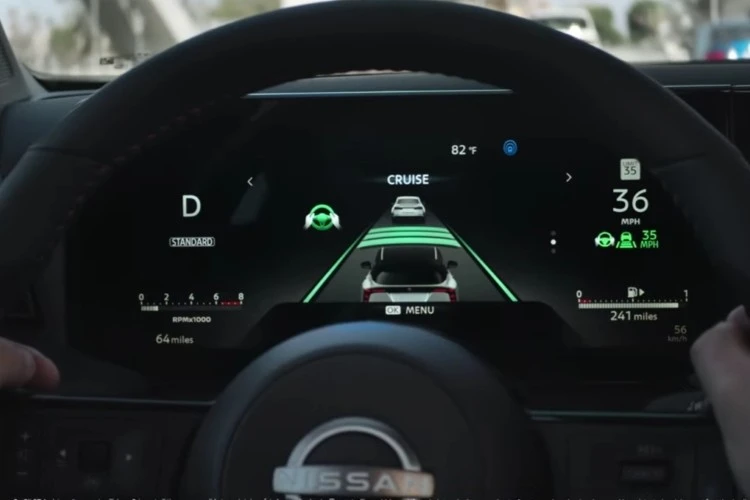 Driver&rsquo;s view through the Nissan Kicks steering wheel showing the lane-keeping indicator
