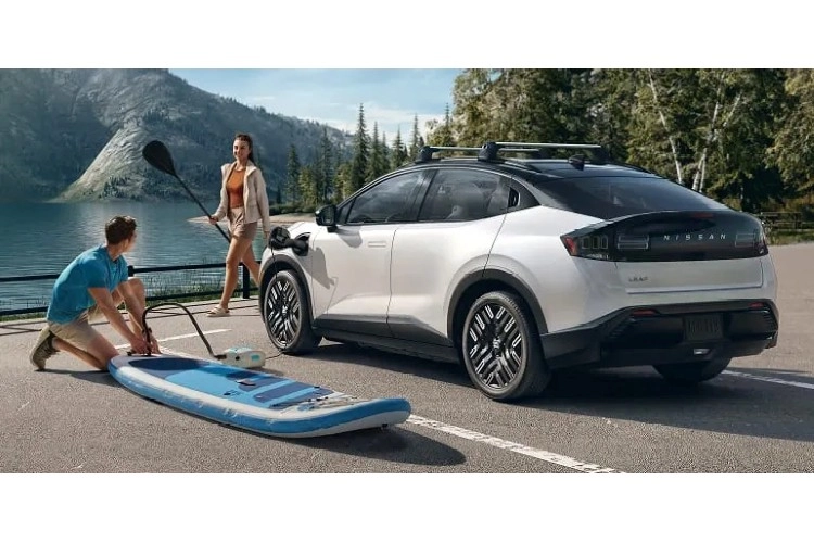 People at a campsite using the Nissan LEAF vehicle-to-load outlet to power equipment