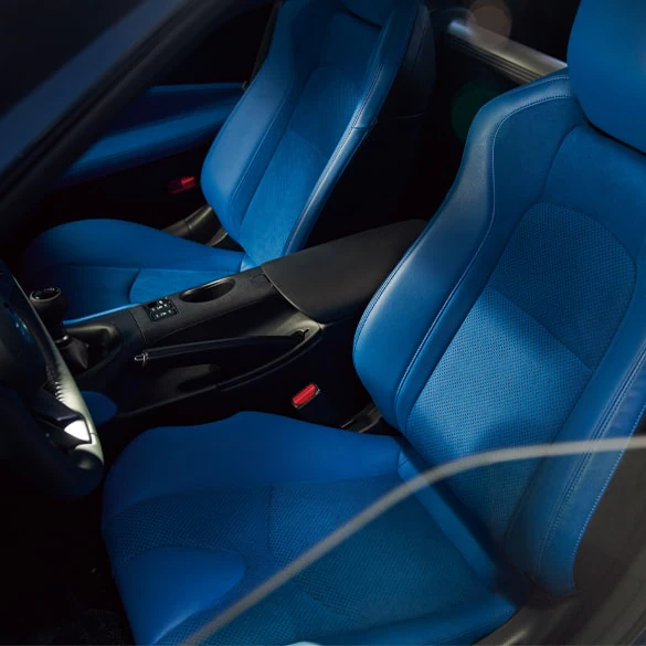 Deep Bucket Seats & Knee Pads